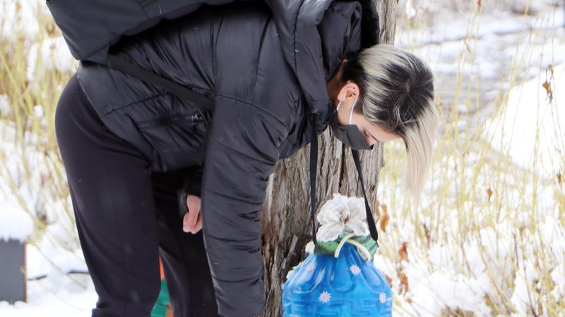 Erzurum'a yağan nisan karında hayvanlar unutulmadı