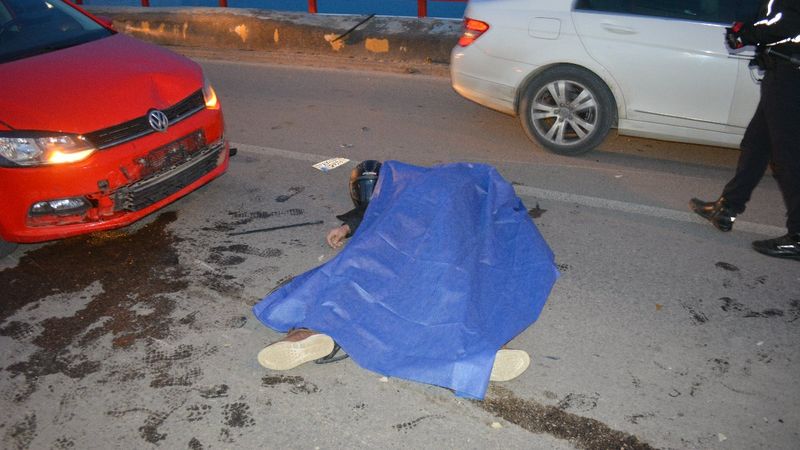 Ayvalık’ta iki otomobile çarpan motosikletli hayatını kaybetti