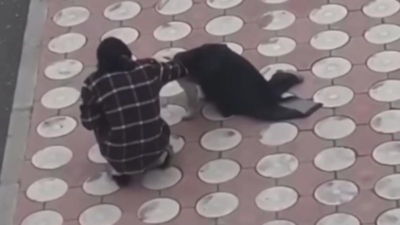 Batman’da üşüyen köpeğe montunu verdi