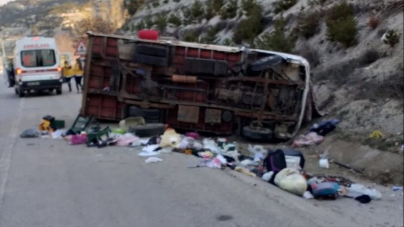 Burdur'da kamyonet devrildi: 1 ölü 2 yaralı