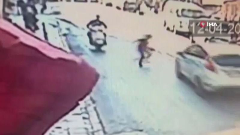 Esenler’de yola fırlayan çocuğa araba çarptı