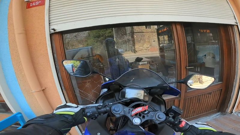 Fatih'te motosikletin iş yerine girdiği kaza kask kamerasında