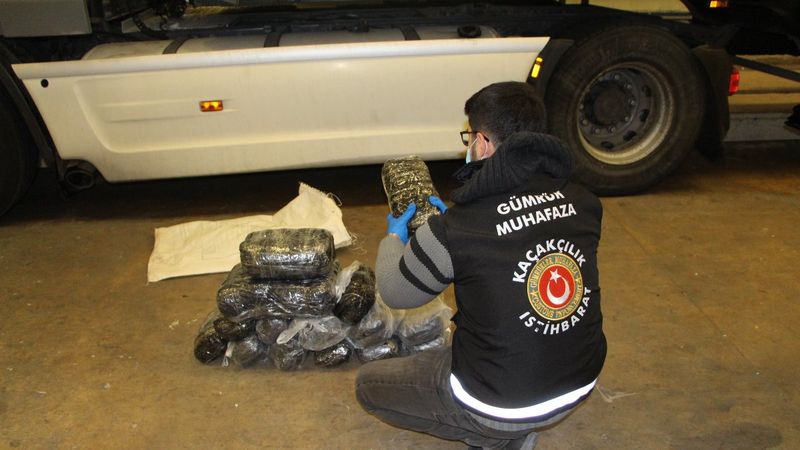 Kapıkule'deki tırın çekicisinden 208 bin uyuşturucu hap çıktı