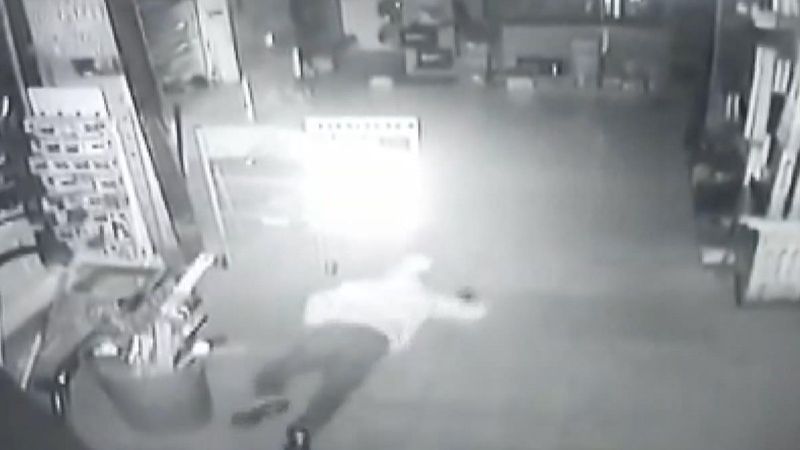 Güngören'de yedek parça dükkanına girip akü çaldılar