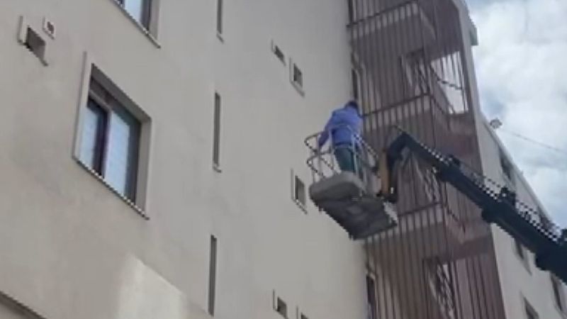 Ataşehir'de korona tedavisi gören babaya vinç sürprizi