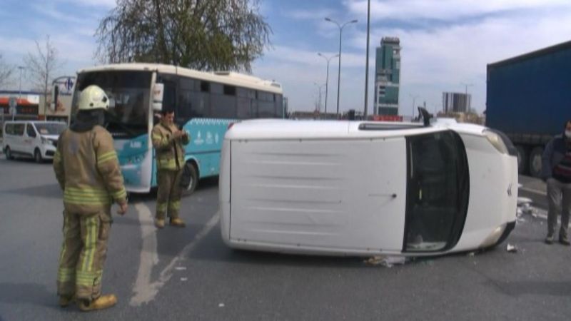 Esenyurt'ta elektrik direğine çarpan araç takla attı
