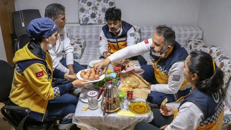 Antalya'da sağlık çalışanları, ilk sahuru görev başında yaptı