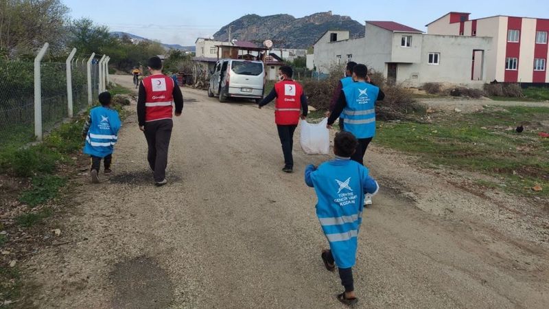 Adana’da gençler harçlıkları ile aldıkları pideleri ihtiyaç sahiplerine dağıttı