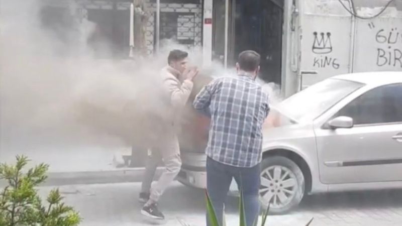 Beyoğlu’nda motoru yanan aracın kaputunu açtı