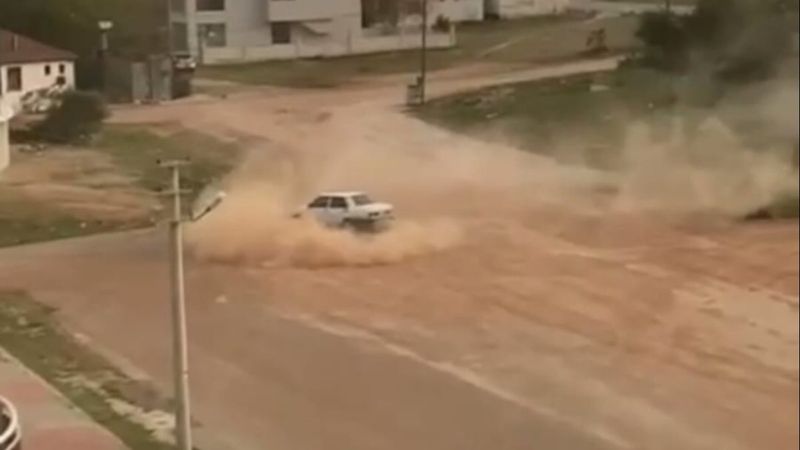 Antalya’da toprak yolda drift yapan şahıs kamerada