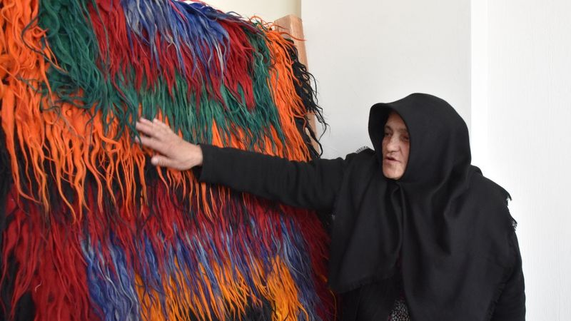 Sivas'ta çeyizinden kalan tülüce kilimi satıp, hacca gitmek istiyor