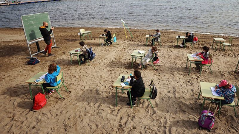 İspanya'da öğrenciler, plajda ders yaptı