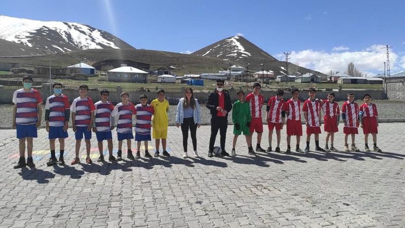 Taylan Antalyalı Van'da bir okulun ihtiyaçlarını karşıladı