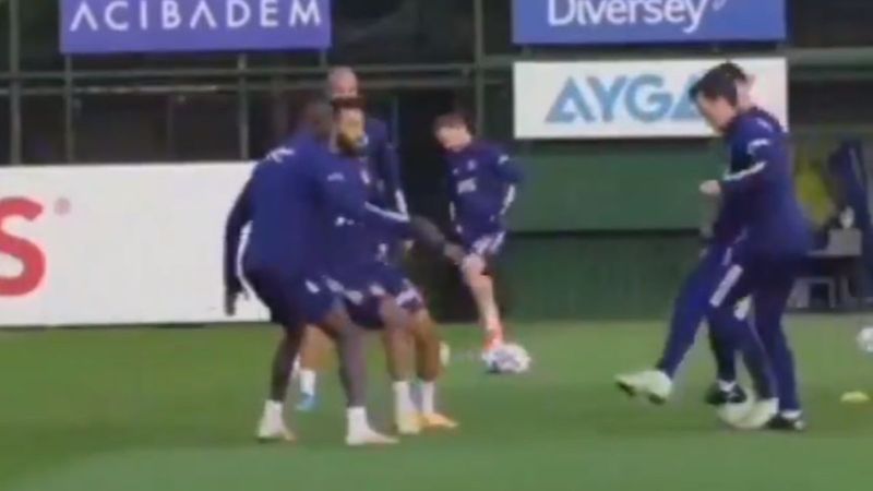 Mesut Özil'den Sinan Gümüş'e bacak arası