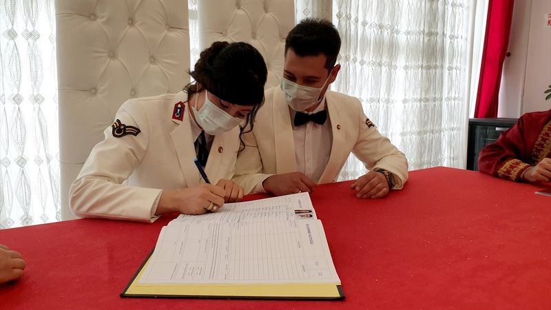 Osmaniye'de asker çift nikahlarında üniforma giydi