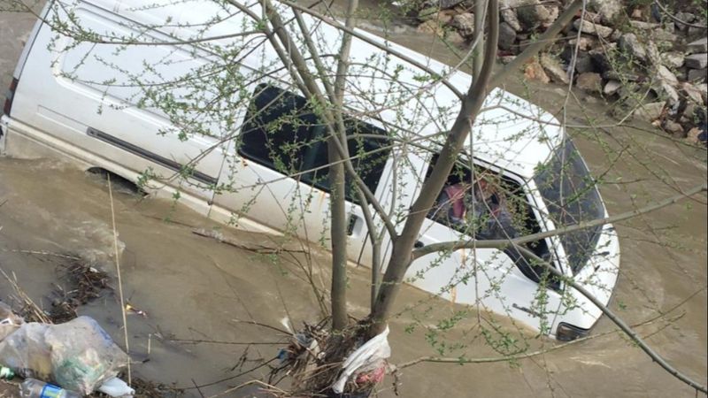 Bursa'da dereye düşen araçtan çıkarıldı