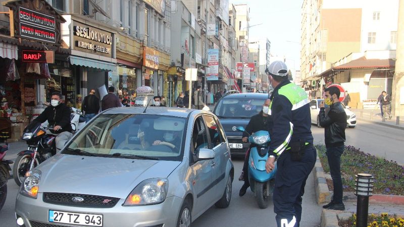 Kilis'te polis, iftara yetişmek isteyenlere yardım etti
