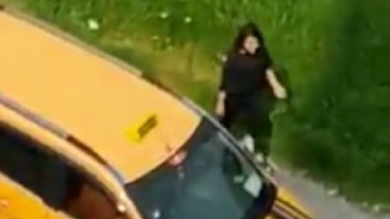 Mersin'de kız kardeşinin üzerine aracını süren taksici