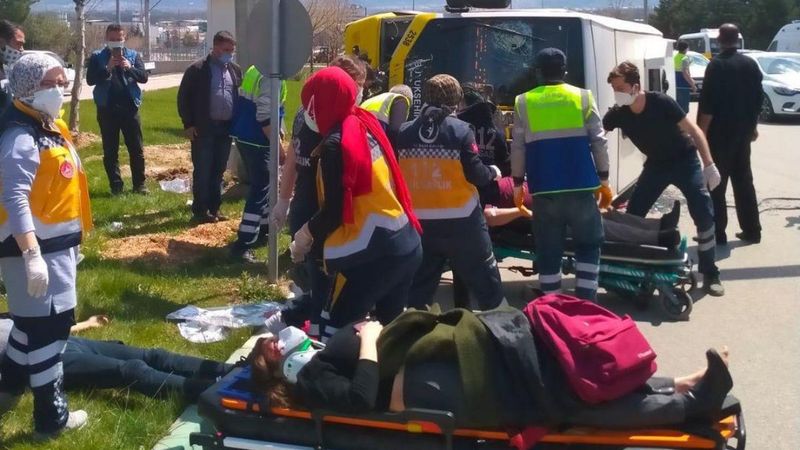 Bursa'da kontrolden çıkan midibüs devrildi: 5 yaralı