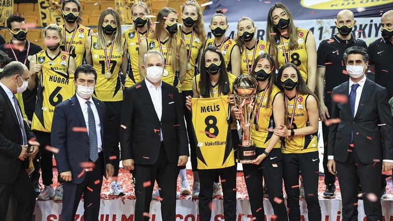 Şampiyon Vakıfbank kupayı kaldırdı