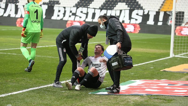 Beşiktaş'ta Oğuzhan Özyakup sakatlandı
