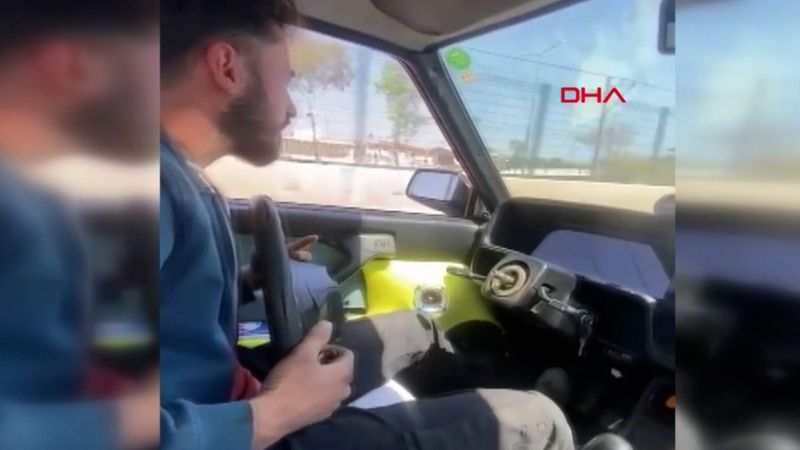 Antalya'da direksiyonu yerinden çıkartıp araba sürdü