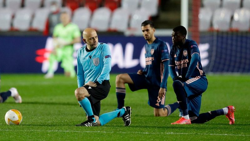 Cüneyt Çakır, ırkçılığa karşı diz çöktü