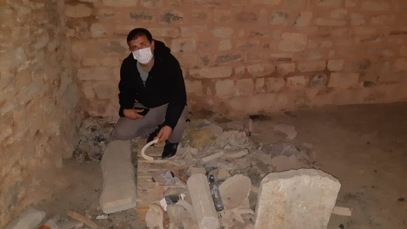 Kocaeli'deki Hereke Kalesi'nde alkol alıp, tarihi sütunu masa yaptılar