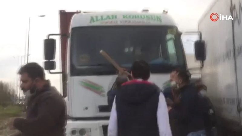 Avcılar'da sürücülerin yol verme kavgası