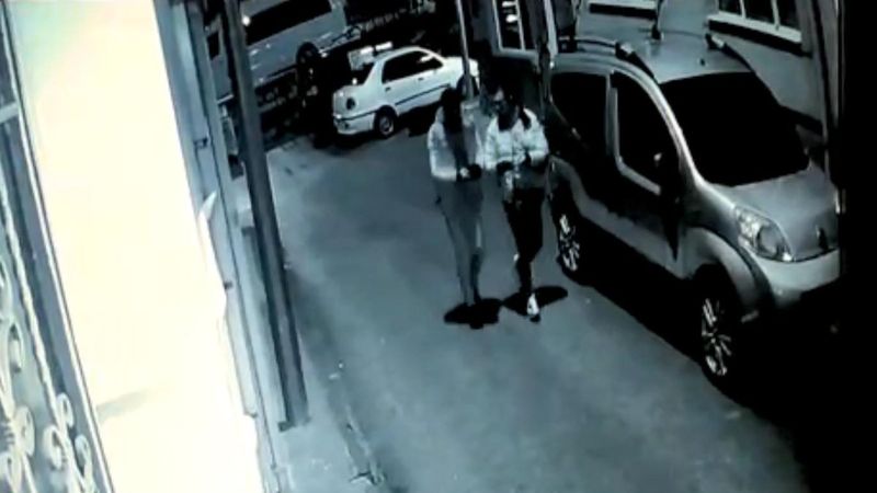 Eskişehir'de 5 dakikada teyp hırsızlığı kamerada