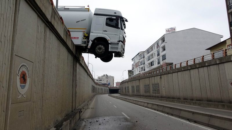 Samsun'da tanker geçidin üzerinde asılı kaldı