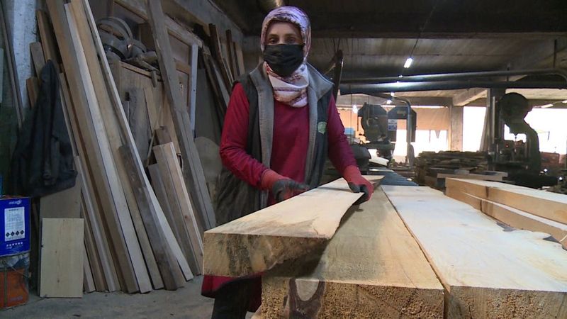 Rize'de şansını deneyen kadın, 9 yıldır marangozluk yapıyor