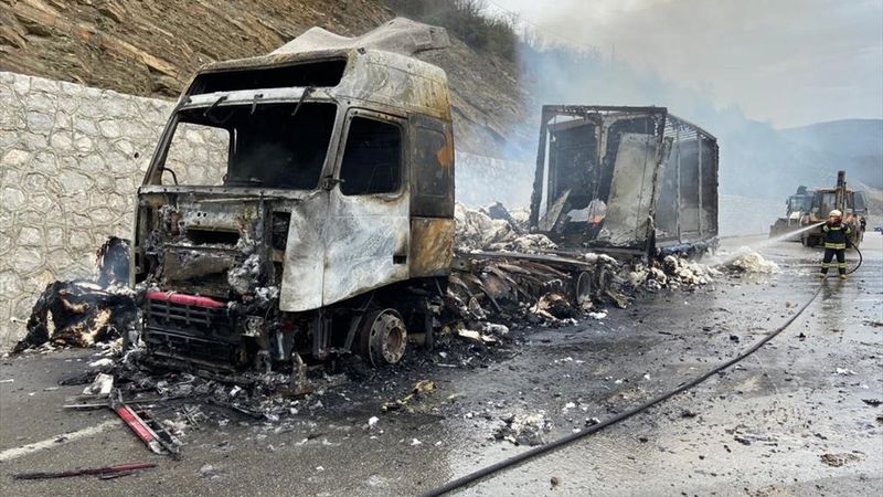 Samsun'da pamuk yüklü tır yandı