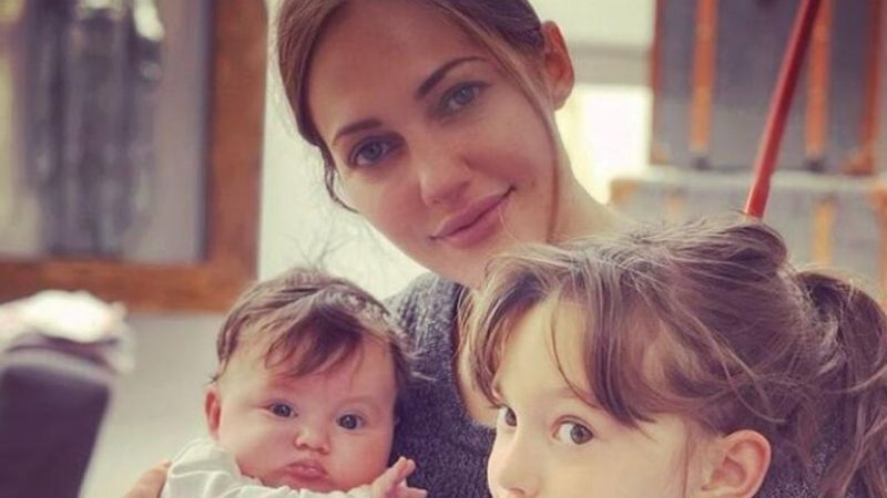Meryem Uzerli kızlarıyla poz verdi
