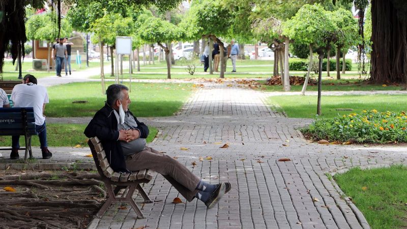 Adana'da sıcaktan bunalanlar parklara akın etti