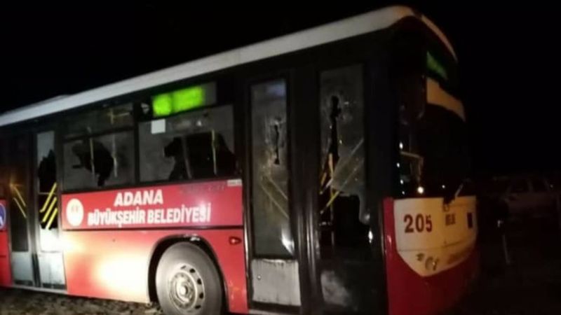 Adana'da önünü kestikleri otobüse saldırdılar