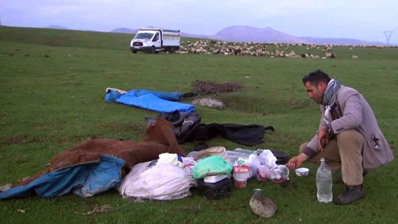 Muşlu çobanların sahuru ve iftarı merada geçiyor