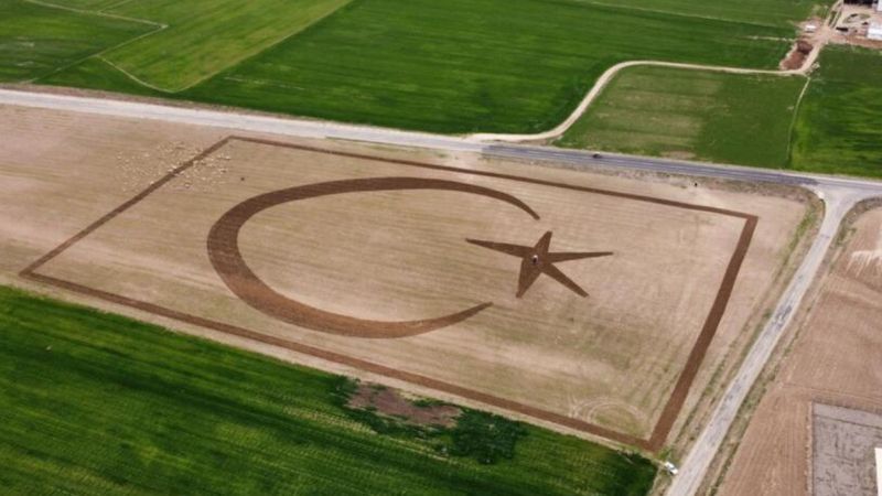 Kırşehir'de tarlasına traktörle Türk bayrağı çizen sağlık memuru
