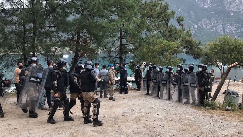 Muğla'da kaçak yapıların yıkımı sırasında arbede çıktı