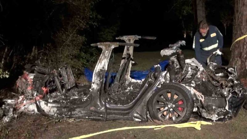 Tesla'nın otomatik sürüş sistemi nedeniyle 2 kişi öldü