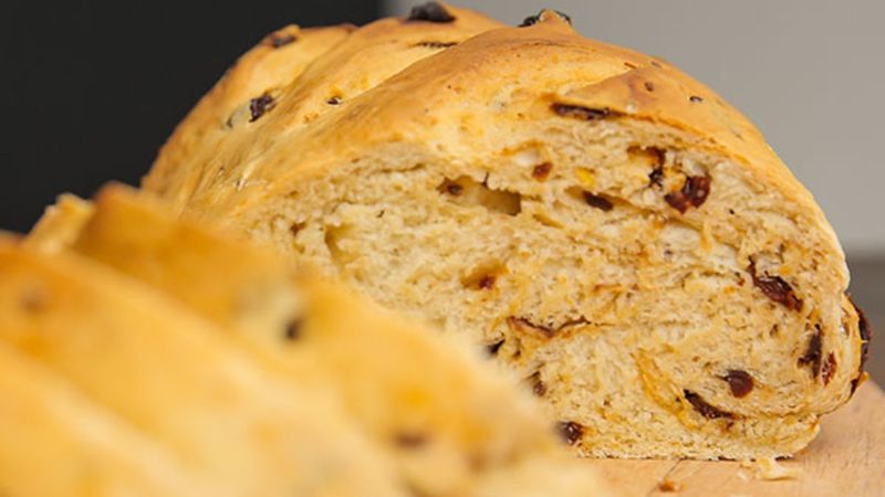 Fırından yeni çıktı: Kuru domatesli ekmek