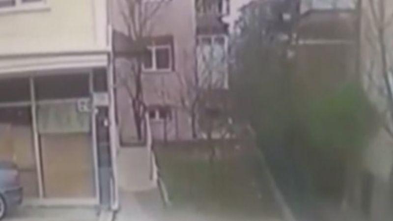 Ankara'da 3. kattan düşen şahıs yaralandı