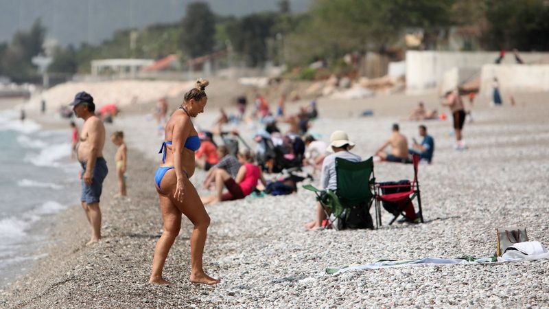 Antalya'da güneşi gören sahile indi