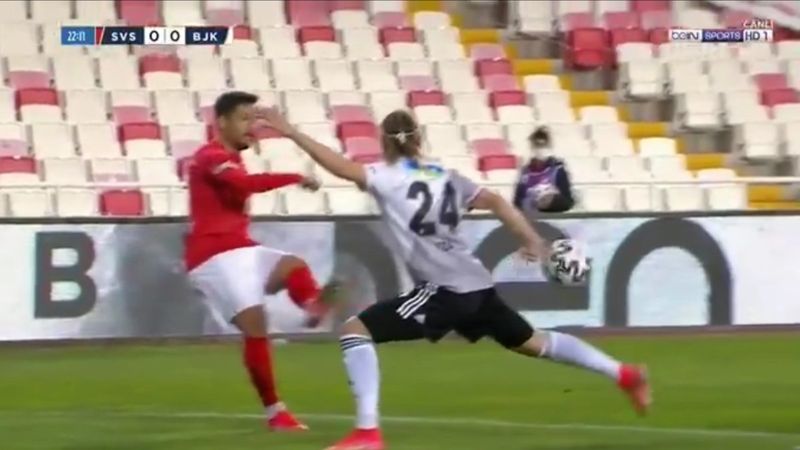 Sivassporlu oyuncuların penaltı beklediği pozisyon