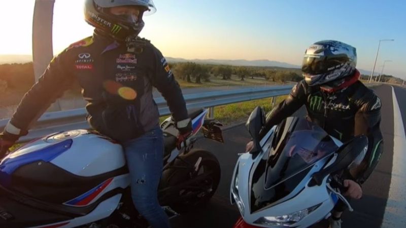 İzmir’de motosikletli grup trafikte akrobatik hareketler yaptı