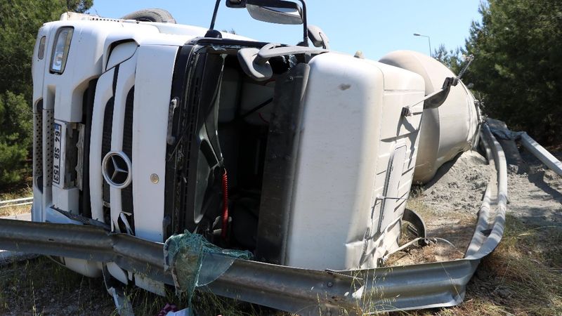 Antalya'da beton mikseri devrildi