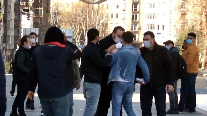 Taksim'de zabıta seyyar satıcıya tokat attı