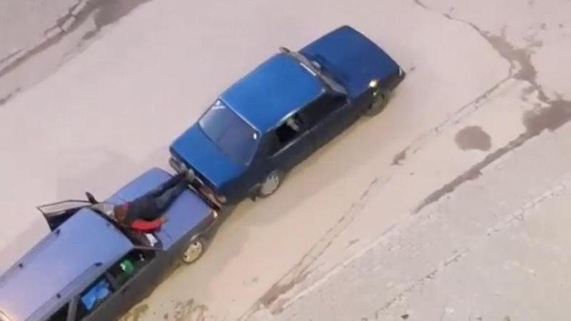 Bursa'da bozulan arabasını ayaklarıyla itti