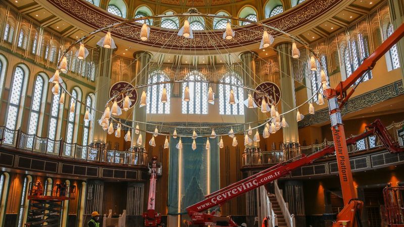 Taksim Camii'nin dev avizesi ile kapısının kasası takıldı