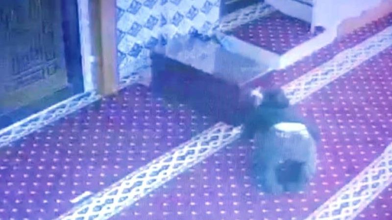 Diyarbakır'da camiye giren hırsız kamerada